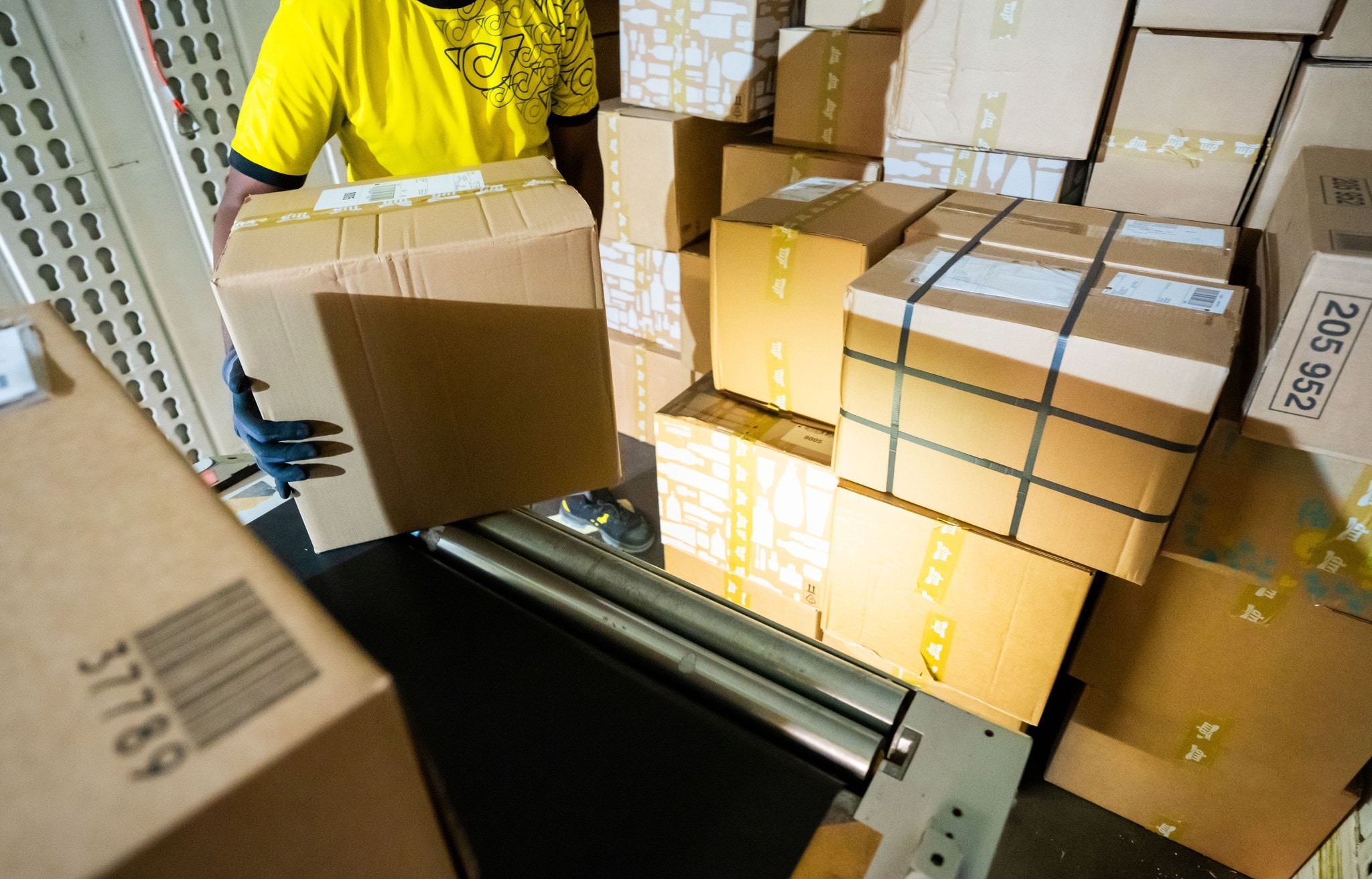 NEOS kritisieren Paketsteuer als 