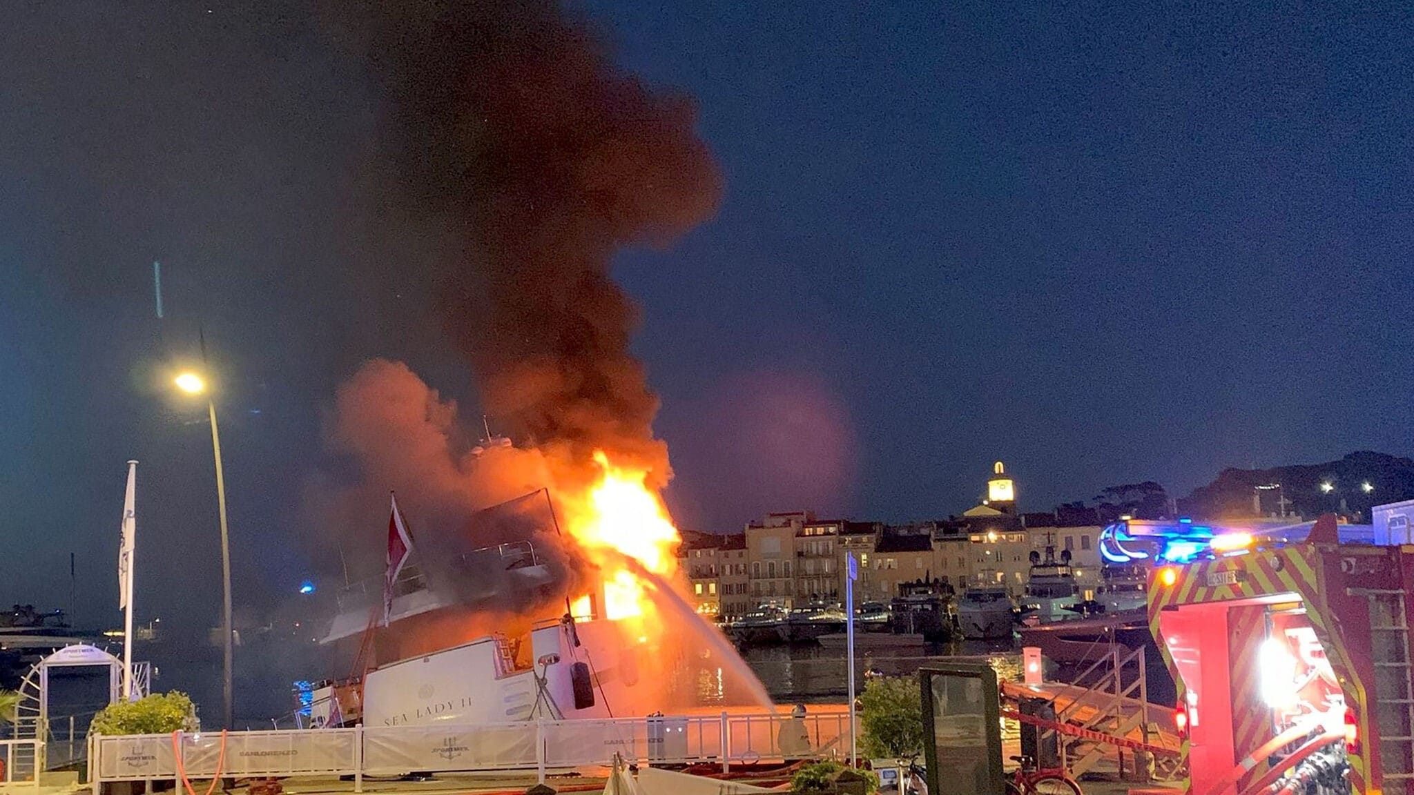 Luxusjacht in Saint-Tropez brennt nieder