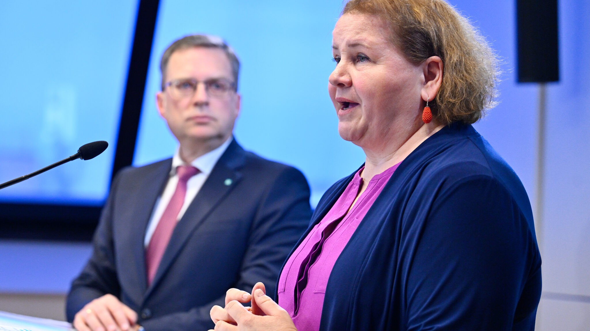 „Regierung kündigt Gipfel an, doch bleibt wirkungslos“