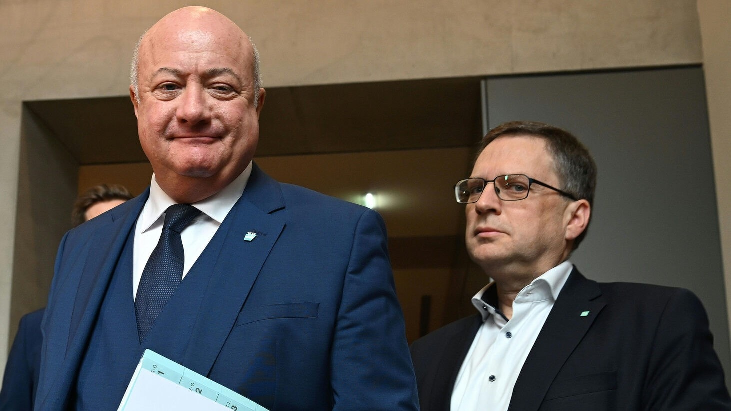 „Unbeliebteste Regierung im Fokus der Kritik“