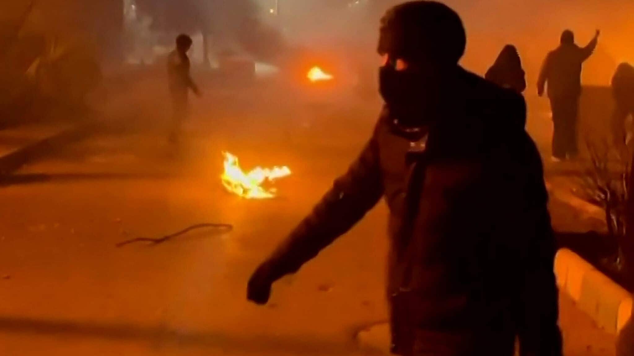 Iran: 2000 Tote bei Protesten, Regierung beschuldigt Terroristen