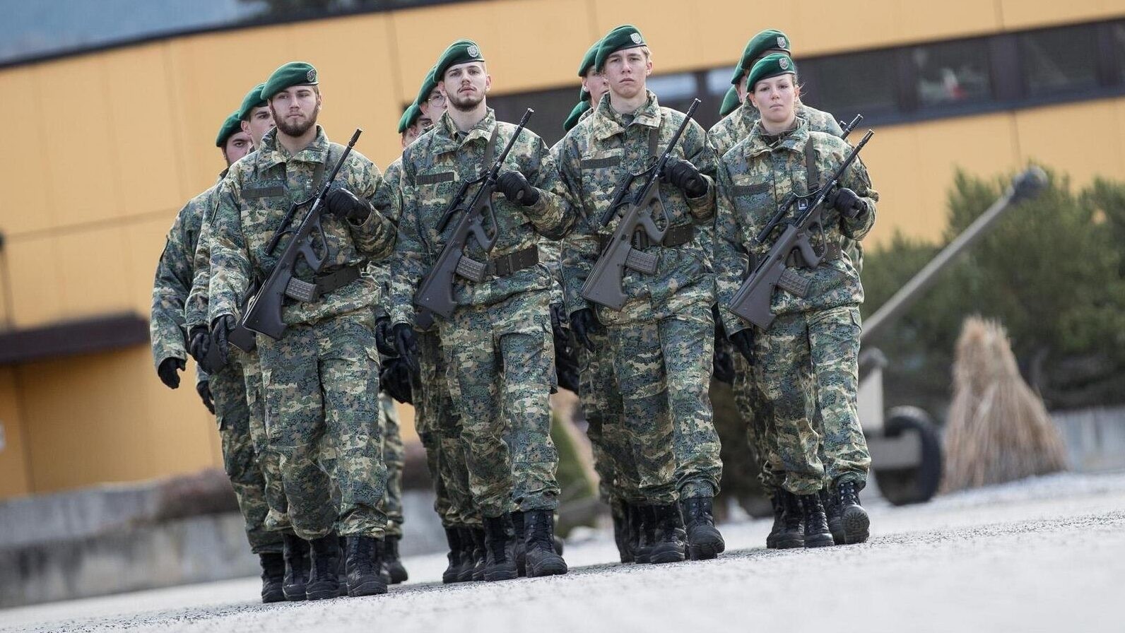 „Eiliger Austausch: Wehrdienstreform mit Geheimgipfel“