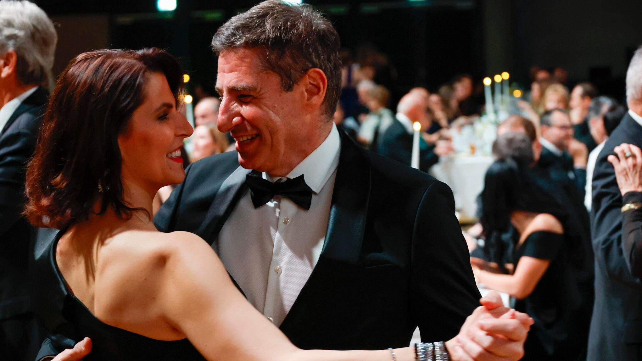 „Schwarze Nacht“: Edtstadler tanzt erstmals romantisch!