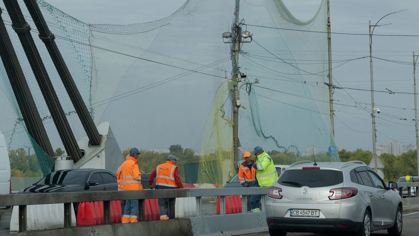 Kiew: Netze schützen Brücke vor russischen Drohnen