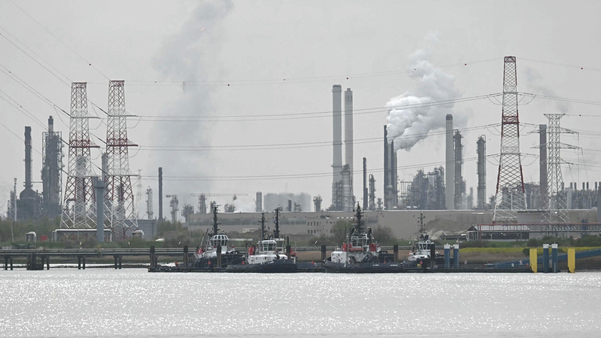 Ölaustritt blockiert Schiffsverkehr in Antwerpen