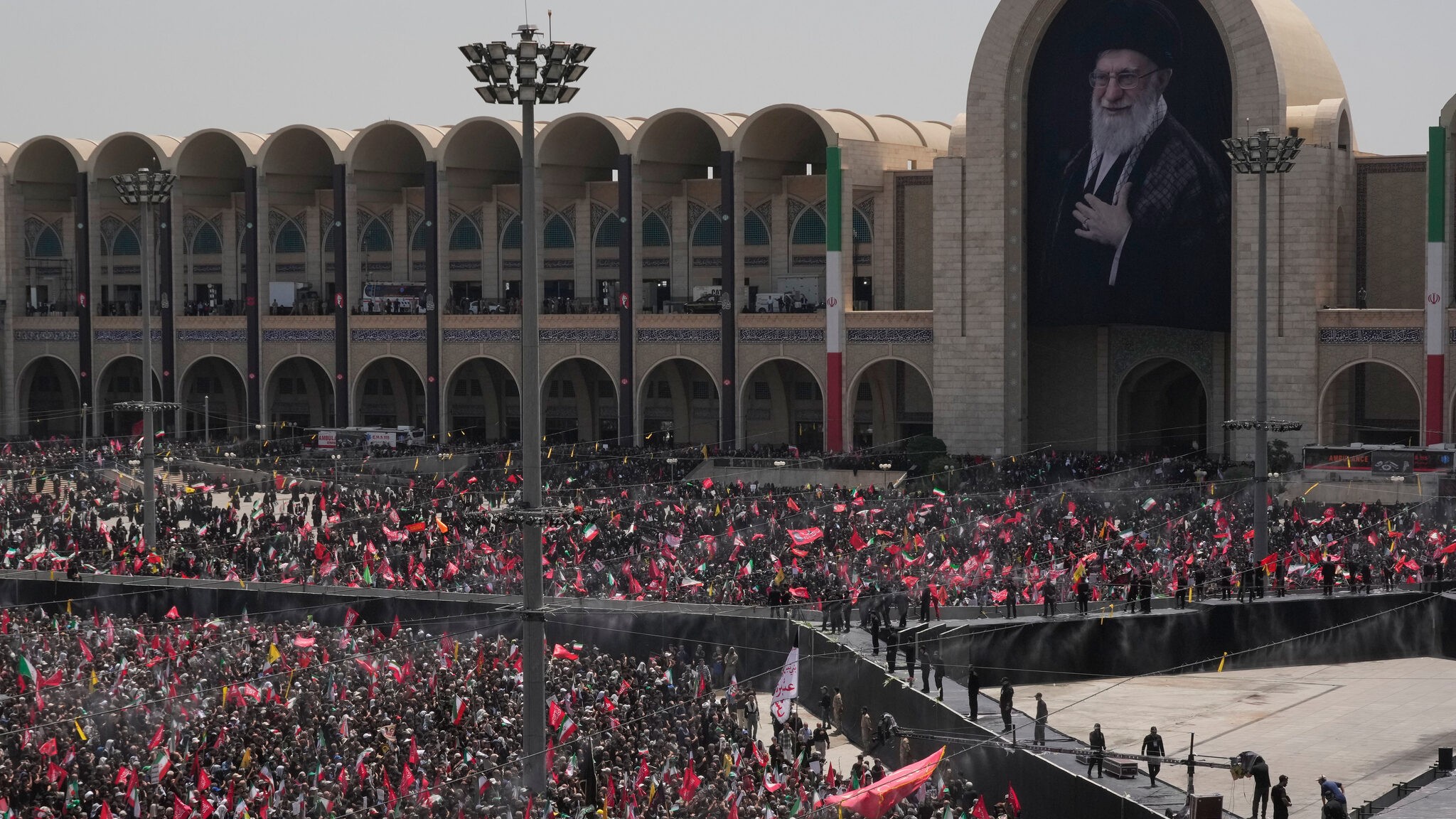 Trauerfeiern für Khamenei: Rache und wütende Rufe