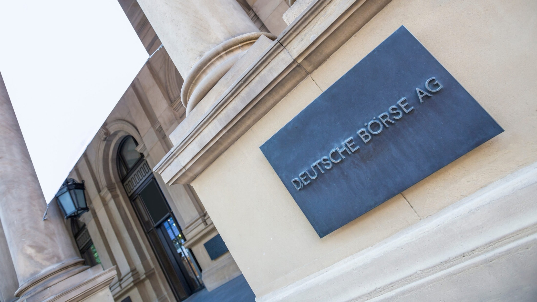 DAX überschreitet 25.000 Punkte trotz Krise!